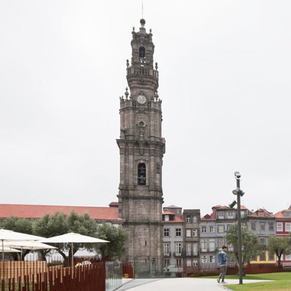 Torre dos Clérigos vista a partir do centro do Porto