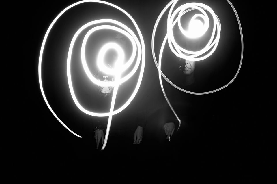 Sábado | 10/12 | 22h Ghost Hunt (concerto) | Ferro Bar Os Ghost Hunt são um duo electrónico composto por Pedro Chau (baixista dos The Parkinsons) e Pedro Oliveira (outrora conhecido do circuito noise como Monomoy) e, aqui, comandante da banda na alquimia sonora através de caixas de ritmo e sintetizadores variados. A sonoridade da dupla consegue baralhar as coordenadas espaço-tempo, soando tanto ao espaço sideral de amanhã, como à Alemanha de Leste repetitiva dos 70s; ou tanto à cena clubbing de Detroit como ao ninho de uma Factory Records. Para ouvir: https://www.youtube.com/watch?v=n132Szu916g&ab_channel=Antena3 https://ghosthuntband.bandcamp.com/album/ii Bilhetes 5€