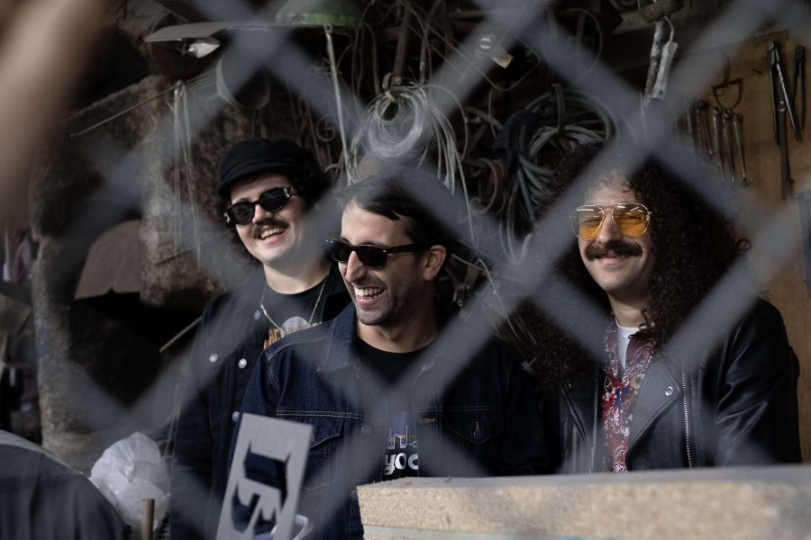 Comunicado: Por motivos de saúde, o concerto de COBRAFUMA, no âmbito do Understage, previsto para esta sexta-feira, dia 9 de dezembro, às 22h00, foi cancelado. Killimanjaro, trio de rock formado em Barcelos em 2011, irá substituir a atuação no Subpalco do Teatro Rivoli. Os bilhetes para o concerto de COBRAFUMA são válidos para o concerto de Killimanjaro. Caso pretenda requerer o reembolso dos bilhetes, deve proceder da seguinte forma até à data do evento (9 de dezembro): - Para bilhetes adquiridos nas Bilheteiras do Rivoli e Campo Alegre, enviar email para bilheteira.tmp@agoraporto.pt, com os respetivos bilhetes e comprovativo de IBAN; - Para bilhetes adquiridos através da Bilheteira Online (BOL) e nos pontos de venda FNAC, El Corte Inglês, CTT e Worten, contactar a plataforma da BOL através do email ajuda@bol.pt. Os Killimanjaro são um trio rock formado em Barcelos em 2011, composto hoje por José Roberto Gomes, Paulo Joni Dores e Rui Binas Freitas. Desde a sua formação, e com a edição do primeiro álbum Hook, em 2014, conseguiram ser um dos nomes de referência no rock nacional, tendo marcado presença em praticamente todos os grandes festivais nacionais, bem como tendo feito várias digressões pela Europa e Brasil. Fonte: http://www.teatromunicipaldoporto.pt/pt/programa/understage-killimanjaro/