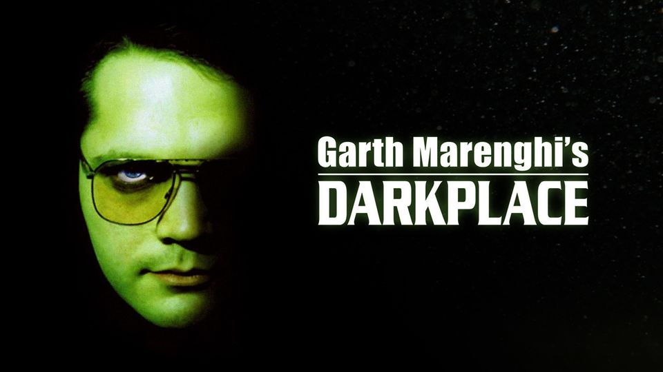 Garth Marenghi's Darkplace (UK / 2004 / 143 min.) *Legendado em inglês* Garth Marenghi é indiscutivelmente o melhor autor de terror que o mundo já conheceu. Durante os anos 1980, foi-lhe proposto que criasse uma série de TV, que acabou por produzir, realizar e protagonizar. O canal de televisão não conseguiu lidar com a série e cancelou-a, mesmo antes de estrear. Agora, pela primeira vez, o Mundo vai conhecer o génio de Marenghi. Misturando entrevistas e comentários do próprio autor, esta é uma mostra em primeira mão da obra de um génio. É claro que Garth Marenghi nunca existiu. O vamos exibir na íntegra é a temporada única de uma sitcom britânica que não teve continuidade, mas que deixou escola. Escrita por Matt Holness (Possum) e Richard Ayode (