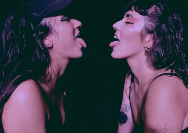 O mundo encantado das Shuggah Lickurs. 👉 Os micros? São as garrafas de água que a Susana e a Carolina têm à mão. O brilho? É-lhes tão natural como o seu respirar. E o dress code? Muito simples... amor e respeito. A dupla maravilha regressa ao Maus Hábitos com a habitual escolta de Veehana, o bailarino mais arrojado do reino do açúcar, numa passerelle onde passam os melhores hits da música pop. 🔖 𝐈𝐧𝐠𝐫𝐞𝐬𝐬𝐨𝐬 𝐚𝐩𝐞𝐧𝐚𝐬 𝐝𝐢𝐬𝐩𝐨𝐧𝐢́𝐯𝐞𝐢𝐬 𝐚̀ 𝐞𝐧𝐭𝐫𝐚𝐝𝐚 𝐝𝐨 𝐞𝐯𝐞𝐧𝐭𝐨.
