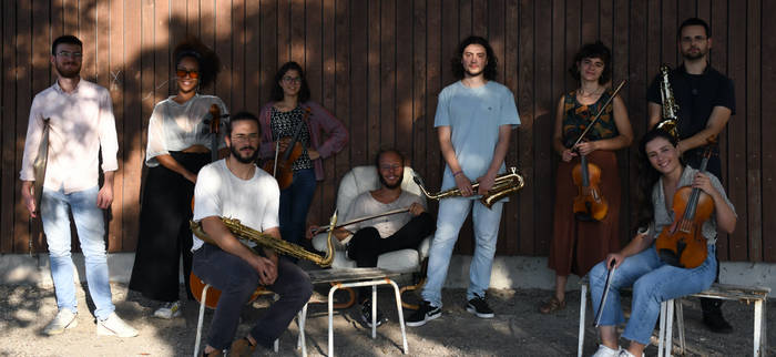 10 de junho, 17h00 Parque Central da Maia Jazz no Parque 2023 - O Vazio e o Octaedro Josué Santos - saxofone tenor, voz e composição Hristo Goleminov - saxofone tenor e flauta Afonso Silva - saxofone alto Gianni Narduzzi - contrabaixo e composição João Cardita - bateria Beatriz Rola - violino Alice Abreu - violino Sara Farinha - viola Manuela Ferrão - violoncelo O universo de Vazio e o Octaedro nasce num momento em que o silêncio ocupa todos os espaços que outrora eram ocupados por pessoas e ideias. Numa tentativa de colmatar estas ausências, Gianni e Josué decidem começar a construir algo juntos, sólido e equilibrado, a partir de pontas opostas, mas seguindo o mesmo ritmo e a mesma direção. É nesta linha de pensamento que decidem juntar a um quarteto de jazz que carece de instrumento harmónico um quarteto de cordas que lhe confere esse suporte e verticalidade. Completadas todas as faces, vértices e arestas e preenchidos todos os espaços anteriormente desocupados, passam a sentir falta do silêncio. Assim, decidem recuperá-lo e imediatamente se apercebem de que, tanto o vazio como o octaedro só fazem sentido quando, não só coexistem, mas também cooperam. Entrada livre.