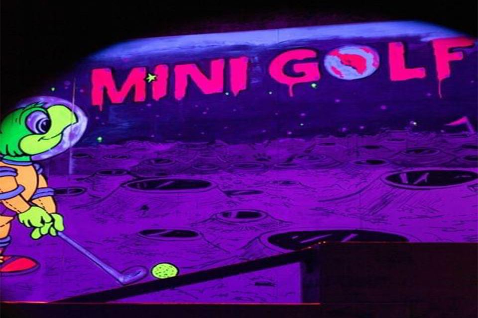 Minigolfe indoor de 18 buracos com campos de luz ultravioleta 1