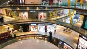 No Porto, Portugal, há uma variedade de shoppings que oferecem opções diversificadas para fazer compras e passar o tempo. Aqui estão alguns dos principais shoppings na região: