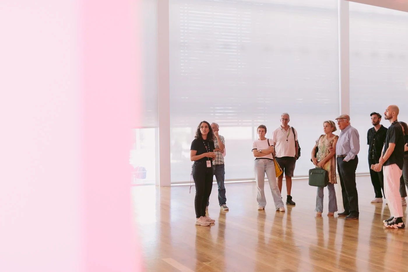 Visita Guiada à Exposição "formas dos futuros ao redor"