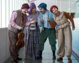 Encante-se com “Como Anoitecer um Pirilampo” — concerto poético infantil na Casa da Música, Porto Venha embarcar numa viagem luminosa e musical com “Como Anoitecer um Pirilampo segundo o Dr. Qwrtzfgtlvskh”, espetáculo de Ópera Isto que estreia em 29 de novembro de 2025, no Porto. ð Data: sábado, 29 de novembro de 2025 ⏰ Hora: 15h00 (as portas abrem 30 minutos antes) ð Local: Casa da Música, Sala 2 — Avenida da Boavista, Porto Casa da Música ð¶ Bilhete: 8 € (maiores de 6 anos) Casa da Música Descrição envolvente: Durante mais de quatro séculos, o excêntrico Dr. Qwrtzfgtlvskh dedicou-se ao estudo dos pirilampos. A sua descoberta revela que estes seres luminosos são, afinal, “pequenos invólucros rítmicos”, “música silenciosa”, “lumino-cardiogramas do mundo”. Casa da Música+1 Além disso, segundo o Doutor, os pirilampos são cantores ansiosos, que aguardam o anoitecer para reunir-se e entoar aquela canção secreta. Nesta atmosfera mágica, três viajantes — a Sr.ª Martucci (cantora de ópera em busca de paz), o Sir James (velho músico de orquestra) e o leal Knapp — pernoitam junto ao cientista e descobrem como o canto dos pirilampos pode tocar a própria respiração.  Inspirado no ensaio “Sobrevivência dos Pirilampos”, de Georges Didi-Huberman (que evoca Pasolini, Benjamin, Agamben e outros pensadores), o espetáculo questiona a fragilidade da luz, a resistência silenciosa e a magia do ordinário diante da escuridão. Casa da Música Ficha artística e equipa técnica: Concepção artística, guião, encenação e interpretação: Mário João Alves Mário João Alves+2Casa da Música+2 Interpretação: Ângela Marques, Ângela Alves e David Wyn Lloyd Mário João Alves+2Casa da Música+2 Figurinos: Ana Isabel Nogueira Mário João Alves Cenografia: Ópera Isto Mário João Alves+1 Ópera Isto: companhia fundada por José Lourenço e Mário João Alves, com forte presença no Porto e dedicada a espetáculos originais para diversas idades