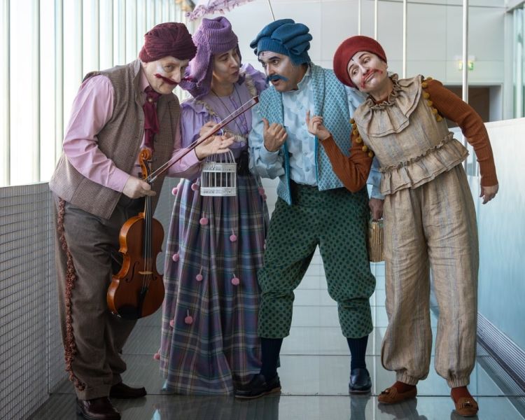 Encante-se com “Como Anoitecer um Pirilampo” — concerto poético infantil na Casa da Música, Porto Venha embarcar numa viagem luminosa e musical com “Como Anoitecer um Pirilampo segundo o Dr. Qwrtzfgtlvskh”, espetáculo de Ópera Isto que estreia em 29 de novembro de 2025, no Porto. ð Data: sábado, 29 de novembro de 2025 ⏰ Hora: 15h00 (as portas abrem 30 minutos antes) ð Local: Casa da Música, Sala 2 — Avenida da Boavista, Porto Casa da Música ð¶ Bilhete: 8 € (maiores de 6 anos) Casa da Música Descrição envolvente: Durante mais de quatro séculos, o excêntrico Dr. Qwrtzfgtlvskh dedicou-se ao estudo dos pirilampos. A sua descoberta revela que estes seres luminosos são, afinal, “pequenos invólucros rítmicos”, “música silenciosa”, “lumino-cardiogramas do mundo”. Casa da Música+1 Além disso, segundo o Doutor, os pirilampos são cantores ansiosos, que aguardam o anoitecer para reunir-se e entoar aquela canção secreta. Nesta atmosfera mágica, três viajantes — a Sr.ª Martucci (cantora de ópera em busca de paz), o Sir James (velho músico de orquestra) e o leal Knapp — pernoitam junto ao cientista e descobrem como o canto dos pirilampos pode tocar a própria respiração.  Inspirado no ensaio “Sobrevivência dos Pirilampos”, de Georges Didi-Huberman (que evoca Pasolini, Benjamin, Agamben e outros pensadores), o espetáculo questiona a fragilidade da luz, a resistência silenciosa e a magia do ordinário diante da escuridão. Casa da Música Ficha artística e equipa técnica: Concepção artística, guião, encenação e interpretação: Mário João Alves Mário João Alves+2Casa da Música+2 Interpretação: Ângela Marques, Ângela Alves e David Wyn Lloyd Mário João Alves+2Casa da Música+2 Figurinos: Ana Isabel Nogueira Mário João Alves Cenografia: Ópera Isto Mário João Alves+1 Ópera Isto: companhia fundada por José Lourenço e Mário João Alves, com forte presença no Porto e dedicada a espetáculos originais para diversas idades