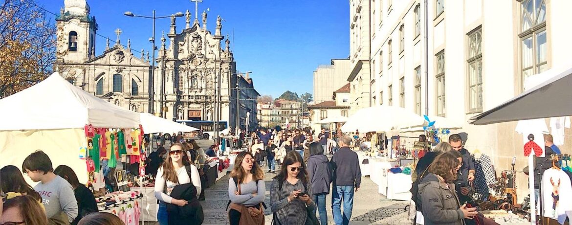 Mercado do Sol Mercados de Natal do Porto Mercado do Sol - Mercados de Natal do Porto O Mercado do Sol é um mercado urbano de carácter temático e destina-se à venda de objetos artesanais e semi-industriais, os quais poderão ter caraterísticas tradicionais ou contemporâneas. Decorre na Praça Parada Leitão, designação que já correspondeu à atual Praça Gomes Teixeira, que o Porto conhece também como Praça dos Leões- é também aqui que se situa o famoso “Café Piolho”, oficialmente Café Âncora D’Ouro. 30 Nov 31 Dez Praça de Gomes Teixeira das 10:00 às 20:00 Gratuito Praça de Gomes Teixeira Gratuito Feira Famílias Festa