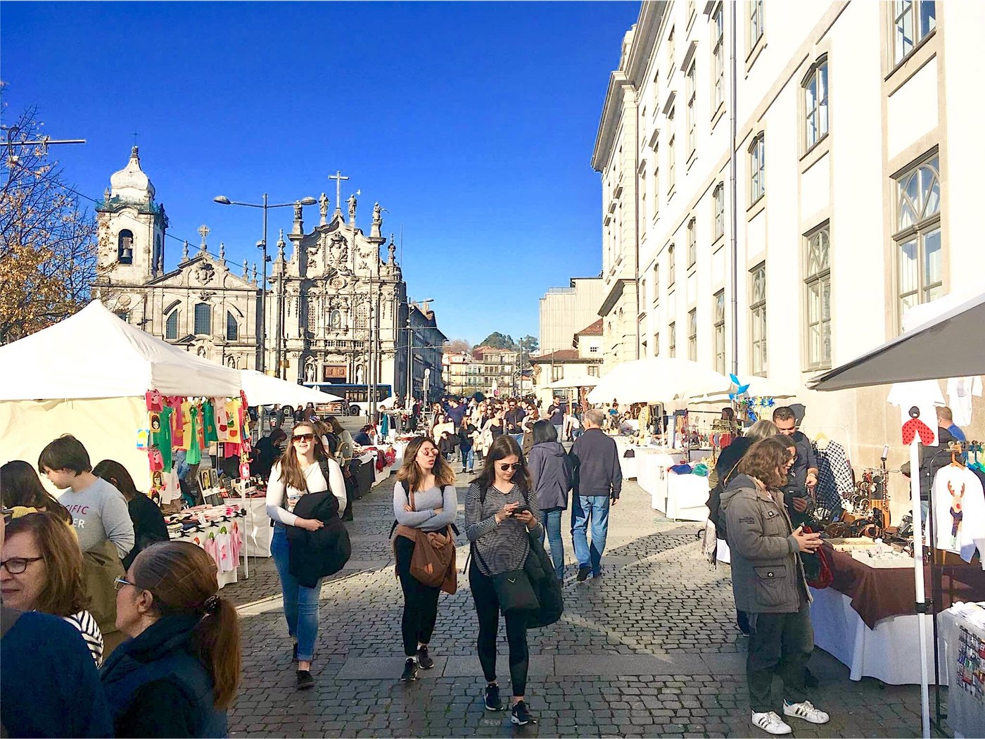 Mercado do Sol Mercados de Natal do Porto Mercado do Sol - Mercados de Natal do Porto O Mercado do Sol é um mercado urbano de carácter temático e destina-se à venda de objetos artesanais e semi-industriais, os quais poderão ter caraterísticas tradicionais ou contemporâneas. Decorre na Praça Parada Leitão, designação que já correspondeu à atual Praça Gomes Teixeira, que o Porto conhece também como Praça dos Leões- é também aqui que se situa o famoso “Café Piolho”, oficialmente Café Âncora D’Ouro. 30 Nov 31 Dez Praça de Gomes Teixeira das 10:00 às 20:00 Gratuito Praça de Gomes Teixeira Gratuito Feira Famílias Festa