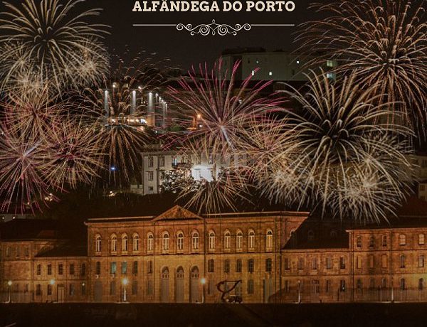 PORTO RÉVEILLON 2025/26 (13ª EDIÇÃO) Réveillon Classificação: M/18 anos Notas Informação adicional: Abertura de portas para Jantar: 20h00 Abertura de portas para Festa: 23h00 Dress code: casual chic / elegante e deverá ser cumprido, reservando-se a organização o direito de negar a entrada mediante incumprimento desta norma Preçário: BILHETE - JANTAR ( Sala Douro - Piso 2 Nascente) Informações e Reservas (+351) 911 021 939 / 22 2081723 booking@gabba.pt / www.portoreveillon.pt BILHETE - FESTA (Sala do Arquivo) (Acesso a 2 Pistas, com 3 Bebidas de Oferta) Campanha de Lançamento: 20 € ESGOTADO 1º Fase - Pré-Venda até dia 24/11: 22,50€ 2º Fase - Pré-Venda de 25/11 a 08/12: 25,00€ 3º Fase - Pré-Venda de 09/12 a 15/12: 27,50€ 4º Fase - Pré-Venda de 16/12 a 22/12: 30€ 5º Fase - Pré-Venda de 23/12 a 25/12: 32,50€ 6º Fase - Pré-Venda de 26/12 a 28/12: 35€ 7º Fase - Pré-Venda de 29/12 a 30/12: 37,50€ 8º Fase - Pré-Venda de 31/12: 42,50€ No dia do evento a partir das 23h00, na bilheteira do evento, caso ainda haja bilhetes, o valor mínimo será de 50 € - Bilhete inclui acesso à festa, oferta de 3 bebidas e oferta de um flute de espumante até 00h00. - Acesso a 2 Pistas / Salas (Sala do Arquivo - Main Room e Sala das Ribeiras - Flashback Room): BILHETE - FESTA - ZONA VIP (Sala do Arquivo) (FESTA acesso a 2 Pistas + ZONA VIP – Main Room, com 3 Bebidas de Oferta) Campanha de Lançamento: 40 € ESGOTADO 1º Fase - Pré-Venda até dia 24/11: 50€ 2º Fase - Pré-Venda de 25/11 a 08/12: 55€ 3º Fase - Pré-Venda de 09/11 a 15/12: 60€ 4º Fase - Pré-Venda de 16/12 a 22/12: 65€ 5º Fase - Pré-Venda de 23/12 a 25/12: 70€ 6º Fase - Pré-Venda de 26/12 a 28/12: 75€ 7º Fase - Pré-Venda de 29/12 a 30/12: 80€ 8º Fase - Pré-Venda de 31/12: 90€ No dia do evento a partir das 23h00, na bilheteira do evento, caso ainda haja bilhetes, o valor mínimo será de 100 € - Bilhete inclui acesso à festa pela porta VIP, oferta de 3 bebidas (Premium), oferta de 1 flute de Espumante até 00h30 e acesso à zona Vip; - Acesso à zona vip da Main Room, assim como acesso a 2 Pistas / Salas (Main Room, e Flashback Room); - Acesso a parque VIP pelo acréscimo de 15€. Sessões dez 31 qua 23:00 Alfândega Do Porto Porto 22,50€ a 50,00€ Comprar Descrição PORTO RÉVEILLON 2025/2026 Alfândega do Porto (13ª edição) A melhor e mais requintada passagem de ano na cidade do Porto. A Gabba organiza a 13ª edição do melhor evento de final de ano na cidade do Porto. Depois do excecional sucesso das edições anteriores, a Alfândega do Porto acolhe novamente o Porto Réveillon, em pleno centro histórico e tendo o Rio Douro como cenário. Um local emblemático, cheio de história, requinte e cultura. O evento recebe público de diversas cidades portuguesas e turistas dos quatro cantos do Mundo. Como nos anos anteriores o evento apresenta performances inovadoras, surpreendentes e mágicas. A música fica a cargo dos melhores DJ nacionais. Ao longo da noite vai passar pela pista 80’s & 90’s, brazilian sounds, world music, house classics e house comercial. Porto Réveillon apresenta-se como a maior e mais requintada passagem de ano da cidade do Porto, cheia de momentos mágicos, diversão e glamour. O edifício da Alfândega do Porto tem uma tipologia neoclássica, construído no âmbito da linha anglo-palladiana, no século XIX, segundo projecto do engenheiro Jean F. G. Colson. Apresenta duas fachadas, uma virada para o Douro e outra para a cidade. De salientar as soluções estruturais que recorreram à utilização do ferro em conjugação com outros materiais – pedra, tijolo ou madeira – consoante a funcionalidade dos diferentes espaços. Em 1987 foi decidida a instalação no edifício do futuro Museu dos Transportes e Comunicações, para a sua instalação, foram desenvolvidas obras de restauro e adaptação, de acordo com o projecto do arquitecto Eduardo Souto Moura. A Associação para o Museu dos Transportes e Comunicações (A.M.T.C) gere também um Centro de Congressos, distribuído pelos vários espaços do Edifício da Alfândega Nova do Porto. INFORMAÇÕES GERAIS - Morada: Alfândega do Porto Rua Nova da Alfândega, 4050-430 Porto - Data: 31 de Dezembro 2025 - Dress code: Casual chic / Elegante / Formal Deverá ser cumprido, reservando-se a organização o direito de negar a entrada mediante incumprimento desta norma. - Horário: Abertura de portas para jantar: 20h00 Início do jantar: 21h00 (o horário será cumprido impreterivelmente) - Abertura de portas para festa: 23h00 Encerramento: 06h00 - Campanha de lançamento limitado ao stock existente - Reservas válidas durante 48 Horas - Estacionamento limitado aos lugares disponíveis - Não é permitido menores de 18 Anos na Festa. Os menores de 18 anos que se encontrem no jantar, no final do mesmo, têm que se dirigir para o espaço indicado para os menores - uma sala isolada acusticamente e apenas com acesso para os pais dos menores - Serviço de babysitter durante o evento (Grátis para clientes de jantar + festa), das 22h30 às 6h00, para crianças com idade superior a 3 anos - As restrições alimentares e/ou opções vegetarianas deverão ser comunicadas no momento da reserva - Recomendamos que compareçam cedo para o jantar (20h) e para a festa (23h00) visto que se trata de uma noite com muita afluência na baixa da Cidade do Porto - As mesas de jantar são redondas, têm capacidade para 10 ou 12 pessoas. Caso o grupo seja inferior a esse número, terá de partilhar a mesa com outros convidados; - Os copos de vidro não podem transitar do jantar para o espaço da festa; - Os convidados não deverão deixar os seus pertences nas mesas de jantar; - Sugerimos o pagamento em dinheiro, visto que nesta noite é prática haver anomalias com o pagamento de Multibanco devido à falha de comunicação no sistema; - Bengaleiro para clientes de Jantar na receção da entrada da Alfândega (2€ por peça) e para clientes de Festa (2€ por peça) - Existe máquina de tabaco e zona própria para fumadores POLÍTICA DE DEVOLUÇÕES OU CANCELAMENTOS DE BILHETES 1. Não se efetuam trocas e/ou devoluções de compras feitas, excepto no caso do evento ser cancelado. 2. No caso de o evento ser cancelado, adiado e seja solicitada a devolução do valor da compra efetuada, devem solicitar o reembolso à empresa emissora do bilhete. As empresas emissoras dos bilhetes não procedem ao reembolso dos custos de operação e/ou de custos de envio da compra caso existam.