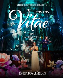 Novo ciclo de concertos imersivos celebra a Primavera na Igreja dos Clérigos A beleza, a renovação, a esperança e o renascimento são o mote de “Clérigos Immersive Concert: Spiritus Vitae – Sons de Primavera”, o novo ciclo de concertos imersivos da Igreja dos Clérigos, com estreia marcada para 3 de abril. No mês de abril, onde a Páscoa simboliza a renovação e a natureza se transforma com a chegada da Primavera, o interior da icónica Igreja dos Clérigos vai encher-se de cores e sons, numa emocionante ode à beleza e ao renascimento. O novo ciclo de concertos “Clérigos Immersive Concert: Spiritus Vitae – Sons de Primavera” promete transportar o público numa viagem multissensorial pela essência da nova estação, evocando e celebrando a beleza da vida em todo o seu esplendor. O primeiro concerto estreia no dia 3 de abril, às 21h30, e as sessões seguintes decorrem nos dias 4, 8, 9, 17, 18, 24 e 25 de abril. “Clérigos Immersive Concert: Spiritus Vitae – Sons de Primavera” combina a interpretação ao vivo de temas que colhem inspiração na leveza da estação e no espírito pascal com uma projeção inédita a 360º na arquitetura do monumento, para promover uma vivência profunda e arrebatadora no coração do templo, com uma mensagem de luz, renovação e esperança. Neste novo ciclo imersivo, com um total de oito concertos exclusivos, aos majestosos órgãos de tubos da Igreja dos Clérigos, ao melódico violino e à voz junta-se, pela primeira vez, a interpretação de piano ao vivo. Juntos, darão vida a melodias como “Arabesque” (C. Debussy), “Rejoice Greatly” (G. F. Haendel) ou Alleluia (W. A. Mozart). Segundo Edoardo Canessa, “Spiritus Vitae é uma muito necessária exaltação do renascimento, da natureza, da beleza e do eterno ciclo da vida. Mais do que uma experiência musical, estes concertos pretendem mergulhar o público numa viagem interior de reflexão e deslumbramento, com todos os sentidos, onde todos os elementos – a arquitetura e a solenidade do templo, a projeção, a escolha das melodias, a interpretação musical ao vivo – se unem em perfeita sintonia para proporcionar uma vivência única, de onde saímos transformados”. De acordo com António Tavares, António Tavares, Diretor Executivo da Irmandade dos Clérigos, “a Páscoa é, por natureza, um tempo de reflexão, de renascimento e de celebração. Na Igreja dos Clérigos, é já uma tradição assinalarmos esta época com concertos especiais, que dão uma nova vida ao nosso monumento e ao espírito de quem nos visita. Este ano, reforçamos esse compromisso com mais um ciclo de concertos imersivos, que representa o investimento contínuo na criação de experiências culturais e sensoriais únicas, onde a música, a luz e a grandiosidade da nossa Igreja se unem numa celebração da beleza da vida”. O ciclo Spiritus Vitae surge na sequência dos concertos multimédia “Clérigos Immersive Concert – Spiritus of Classical Music” e “Spiritus Natalis”, iniciativas desenvolvidas a partir do universo de Spiritus, o primeiro espetáculo imersivo da Igreja dos Clérigos, que em 2023 consagrou o monumento como “Local Mais Notável” do mundo pelos Remarkable Venue Awards. Os bilhetes para os concertos de Primavera, recomendados para maiores de 12 anos, estão disponíveis desde 19 de março, com o custo de 27€, e podem ser adquiridos em www.spiritusporto.com e www.portugalagenda.com, ou na bilheteira local.