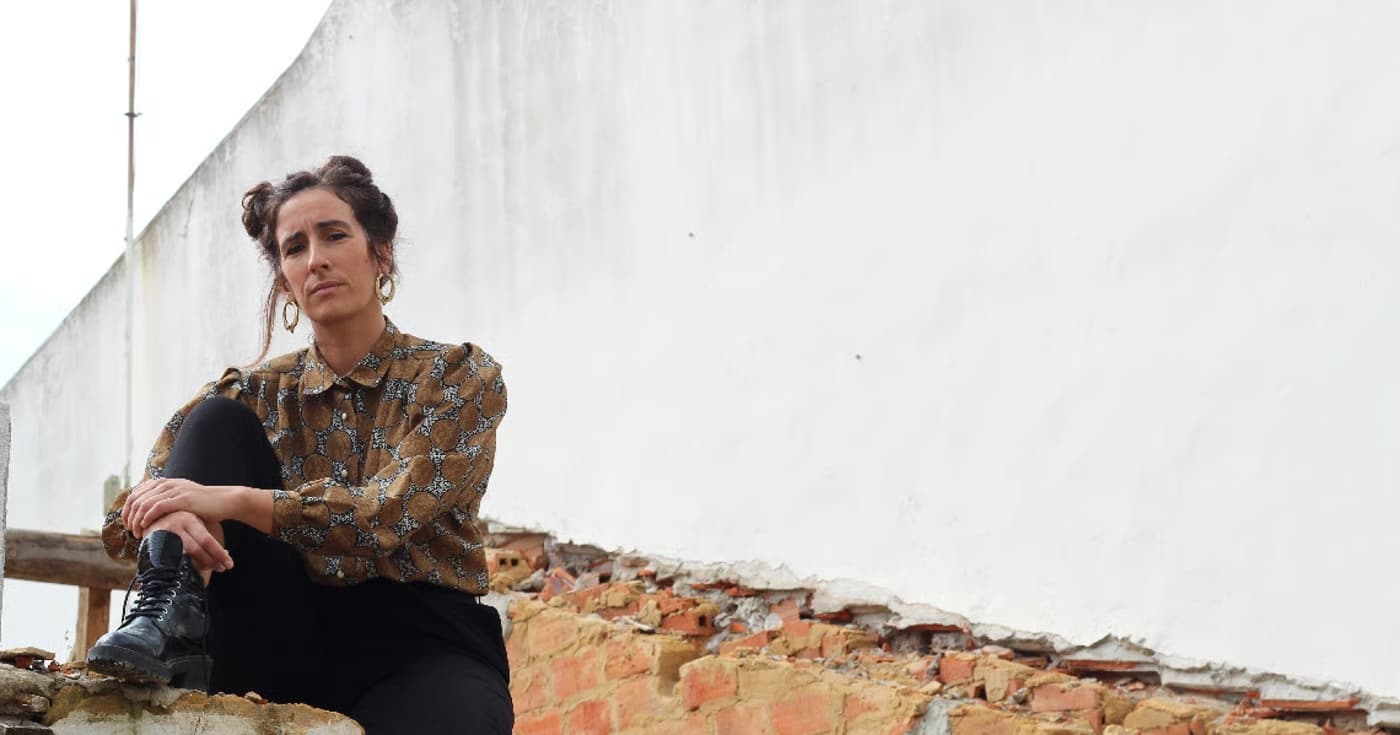 A Garota Não encerra edição 2025 do Porto Sound Secrets com concerto gratuito ð¶✨ O ciclo Porto Sound Secrets 2025 chega ao fim no dia 23 de novembro com um concerto intimista de A Garota Não, que apresenta ao vivo temas do seu mais recente álbum, Ferry Gold, lançado em maio. Conhecida pelas letras profundas e interventivas, a artista regressa ao Porto para uma atuação que promete reflexão, impacto e uma viagem poética pelos tempos sociais e políticos que atravessamos. Fiel ao conceito do Porto Sound Secrets, a localização dos concertos mantém o espírito de surpresa — sendo apenas revelada no mês do evento. Para esta sessão, o espaço escolhido é o Círculo Universitário do Porto. ð
Data: 23 de novembro de 2025 ⏰ Horário: 18h00 ð Local: Círculo Universitário do Porto ð Morada: Casa Primo Madeira, R. do Campo Alegre, 877 ð¸ Entrada: Gratuita ð¥ Indicado para famílias