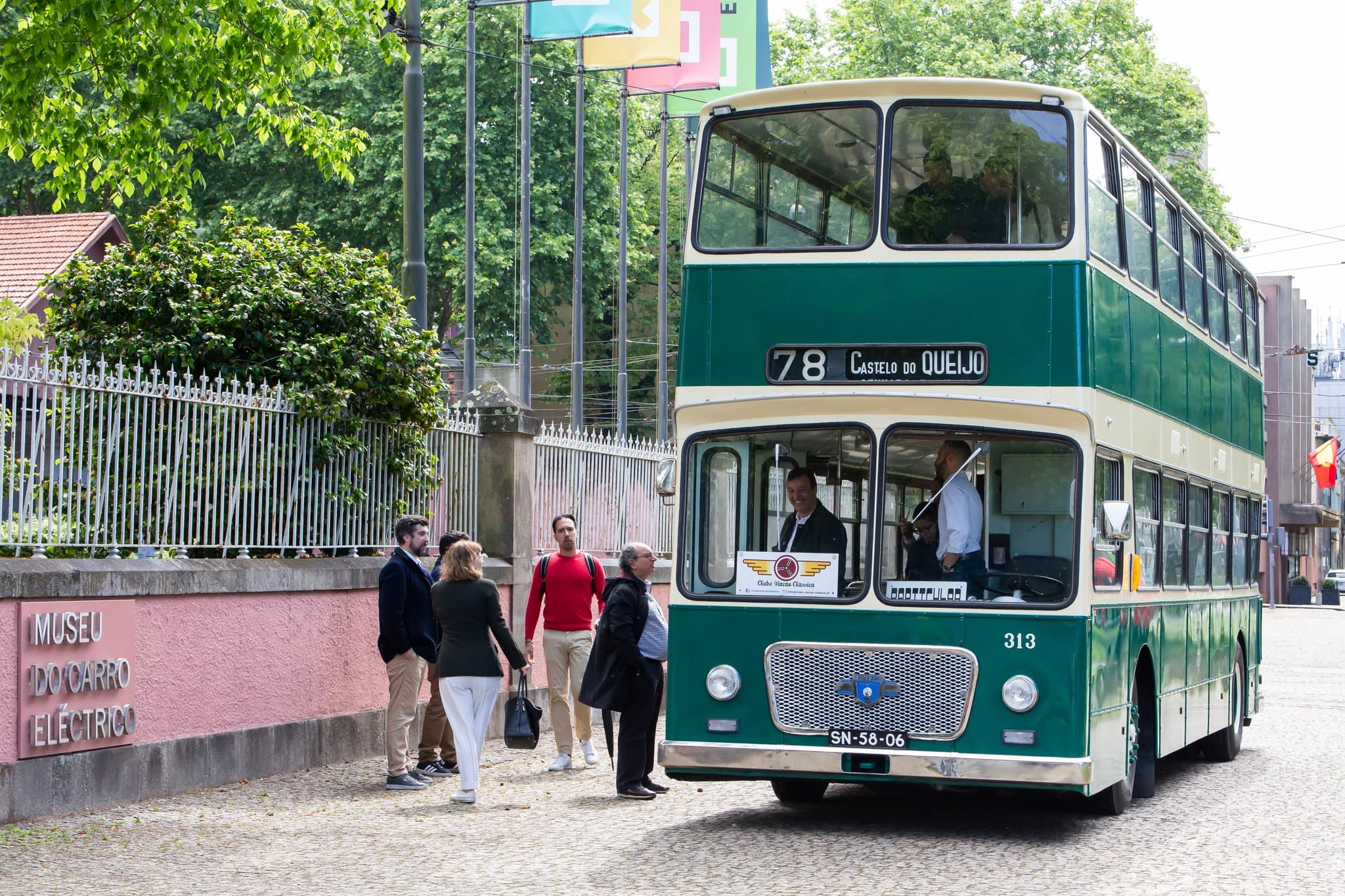 Reviva a Experiência: Viagem em Autocarros Clássicos dos Anos 60/70 no Porto
