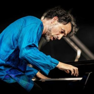 Baptiste Trotignon Trion apresentam "Brexit Music" Sessão de abertura do Porto Piano Fest 2025 Baptiste Trotignon Trion “Brexit Music” – Uma Homenagem Jazz às Lendas do Rock Britânico Uma viagem ousada e divertida pela era dourada do pop-rock britânico, reinventada por um trio de jazz liderado pelo pianista francês Baptiste Trotignon, com Yoni Zelnik no baixo e Francesco Conigilio na bateria. The Beatles, Pink Floyd, Queen, Radiohead, Led Zeppelin, David Bowie e muitos outros ganham uma nova vida com elegância, movimento, e um toque de humor. Este concerto faz a fusão entre a sofisticação do jazz e o espírito cru do rock n’ roll, num espetáculo surpreendente, nostálgico e totalmente inovador. Venha pelos clássicos, descubra a reinvenção. 01 Ago Casa da Música 19:30 +Cal 20–25 € Av. da Boavista, 604-610 Mais info Baptiste Trotignon Trion Evento de Porto Pianofest 2025 Concerto