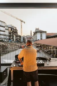 Próxima Estação: Música, verão e boa vibração na praça do Time Out Market Porto