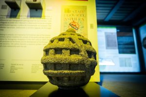 Brasões, escudos e emblemas Oficina para famílias com a equipa do Museu do Porto [Bibliotecas do Porto] - OFICINAS PARA FAMÍLIAS — BRASÕES, ESCUDOS E EMBLEMAS A Casa do Infante completa 700 anos e muitos foram os reis que aqui deixaram as suas marcas, algumas delas ainda visíveis na forma de brasões gravados na pedra. Depois de os observarmos, vamos procurar construir um brasão que possa ser usado como símbolo. - Inscrição 18 Out Casa do Infante — Gabinete do Tempo 11:00 +Cal 3+ R. da Alfândega, 10 Mais info [Bibliotecas do Porto] - OFICINAS PARA FAMÍLIAS — BRASÕES, ESCUDOS E EMBLEMAS Famílias Oficina Gratuito
