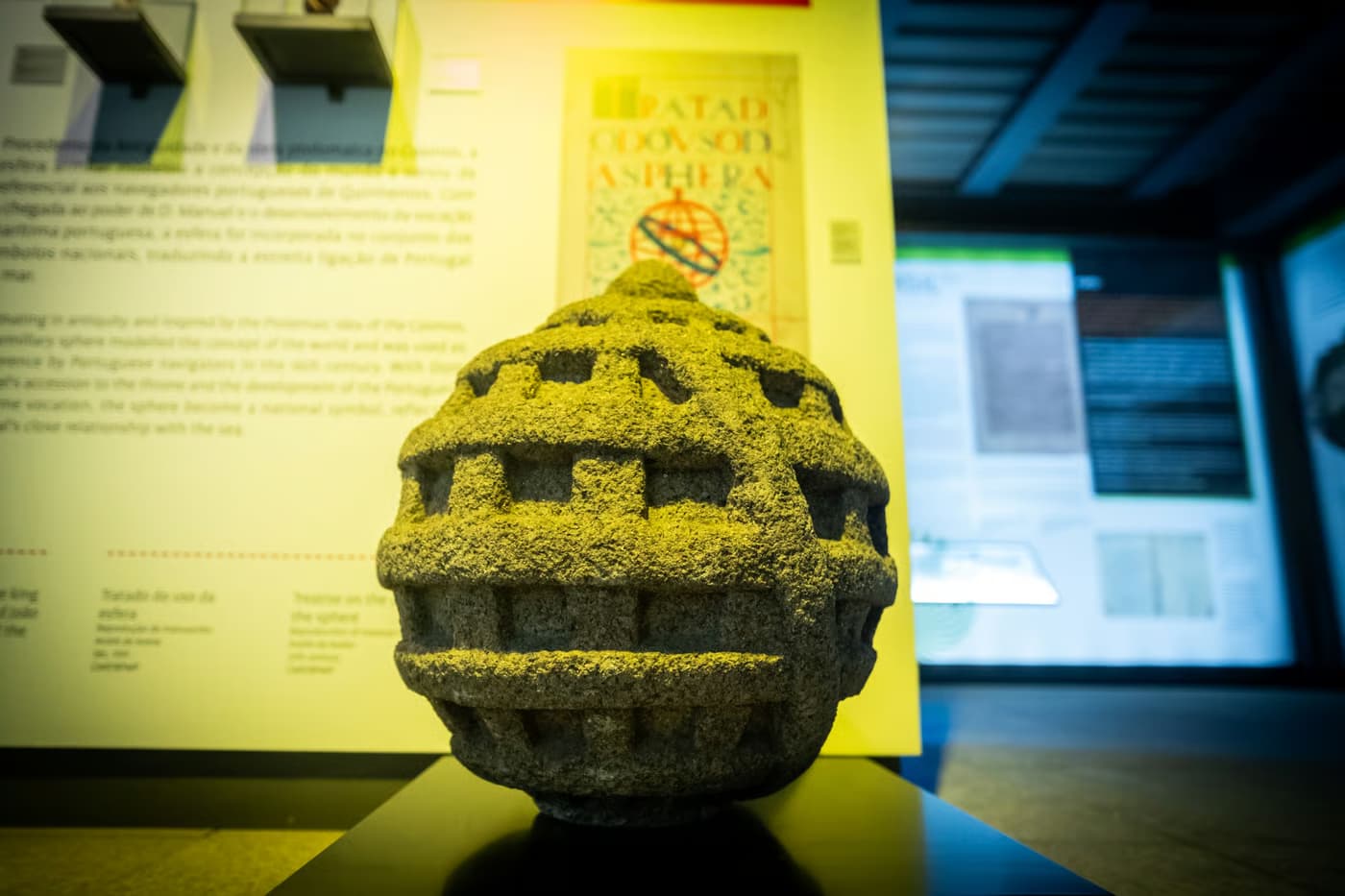 Brasões, escudos e emblemas Oficina para famílias com a equipa do Museu do Porto [Bibliotecas do Porto] - OFICINAS PARA FAMÍLIAS — BRASÕES, ESCUDOS E EMBLEMAS A Casa do Infante completa 700 anos e muitos foram os reis que aqui deixaram as suas marcas, algumas delas ainda visíveis na forma de brasões gravados na pedra. Depois de os observarmos, vamos procurar construir um brasão que possa ser usado como símbolo. - Inscrição 18 Out Casa do Infante — Gabinete do Tempo 11:00 +Cal 3+ R. da Alfândega, 10 Mais info [Bibliotecas do Porto] - OFICINAS PARA FAMÍLIAS — BRASÕES, ESCUDOS E EMBLEMAS Famílias Oficina Gratuito