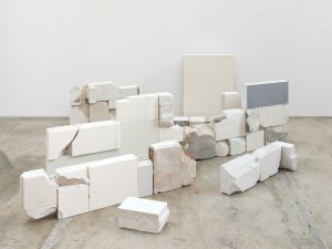 Fernanda Fragateiro inaugura “Abrir janelas à pedrada” em Serralves