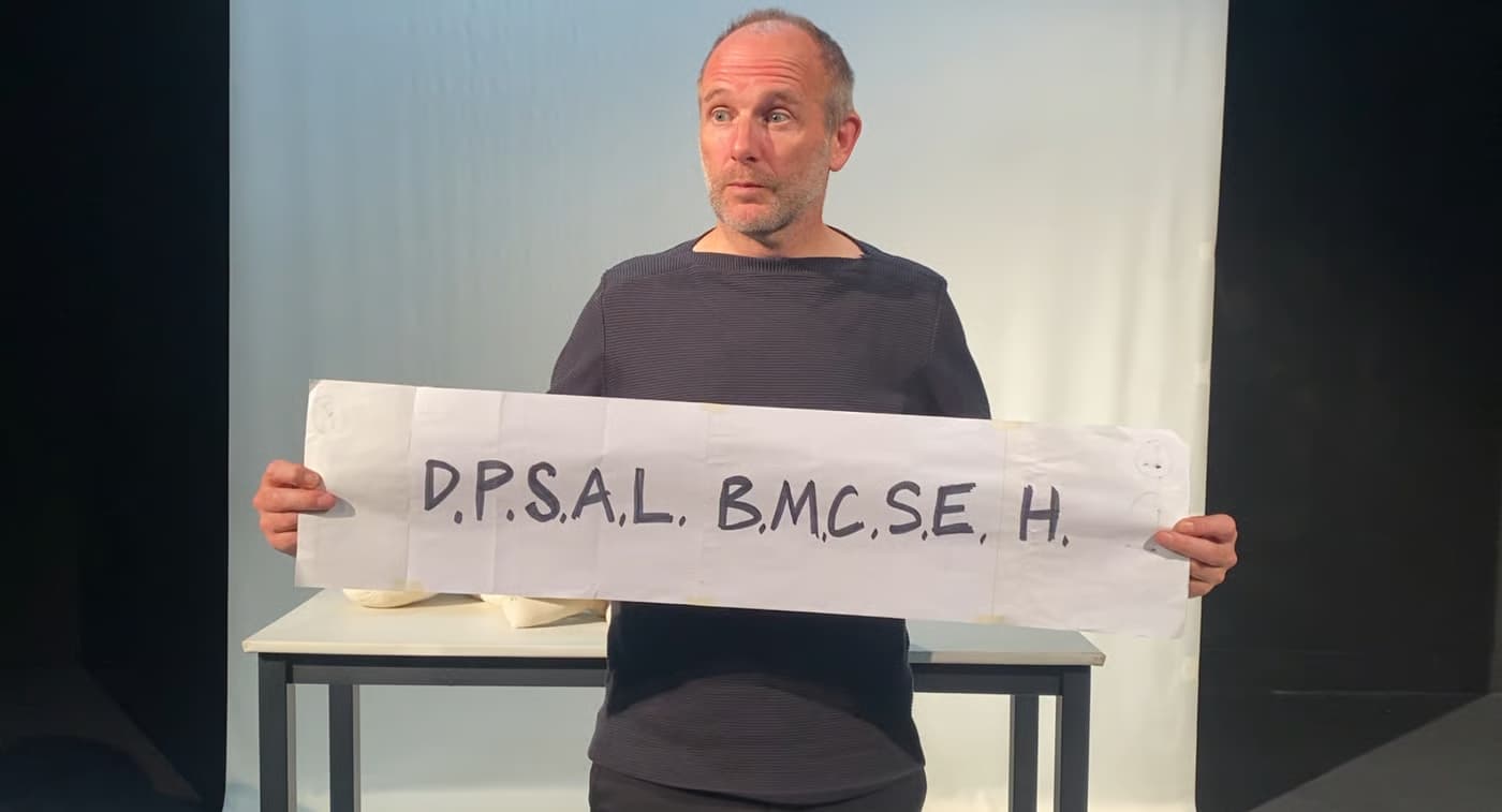 What to do in a Puppet Emergency, de Blind Summit Theatre