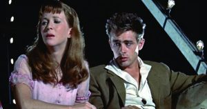 A este do Paraíso, de Elia Kazan Carta Branca a Luis Miguel Cintra [Serralves] - A LESTE DO PARAÍSO Décima sessão da Carta Branca a Luis Miguel Cintra, ciclo de cinema, conversas e conferências que acompanha a exposição Luis Miguel Cintra - Pequeno Teatro do Mundo. Esta sessão contará com a projeção do filme A Leste do Paraíso (1955) de Elia Kazan. EAST OF EDEN | A LESTE DO PARAÍSO Elia Kazan | USA | 1955 | 118' No Vale de Salinas, durante e após a Primeira Guerra Mundial, Cal Trask (uma das três magnéticas interpretações da carreira de James Dean) sente que precisa de competir, ao lado do irmão, contra todas as adversidades pelo amor do seu pai. Cal sente-se frustrado em todos os aspetos da sua vida, desde a sua reação à guerra, até à forma como deve progredir nos negócios e na vida, passando pela relação com a sua mãe distante. Não obstante o seu legado controverso em Hollywood, Elia Kazan foi um dos maiores cineastas do sistema industrial americano, tendo na direção de atores um dos seus maiores trunfos. A Leste do Paraíso é um dos grandes momentos de releitura melodramática de uma temática culturalmente enraizada (as referências bíblicas vão do próprio título do filme até aos paralelismos óbvios entre Abel e Caim e os irmãos Trask), tendo como ponto de vista o talento mercurial do seu protagonista James Dean. 02 Nov Serralves 17:00 +Cal 1,5–3€ R. de D. João de Castro, 210 Mais info [Serralves] - A LESTE DO PARAÍSO Evento de Carta Branca a Luis Miguel Cintra Filme