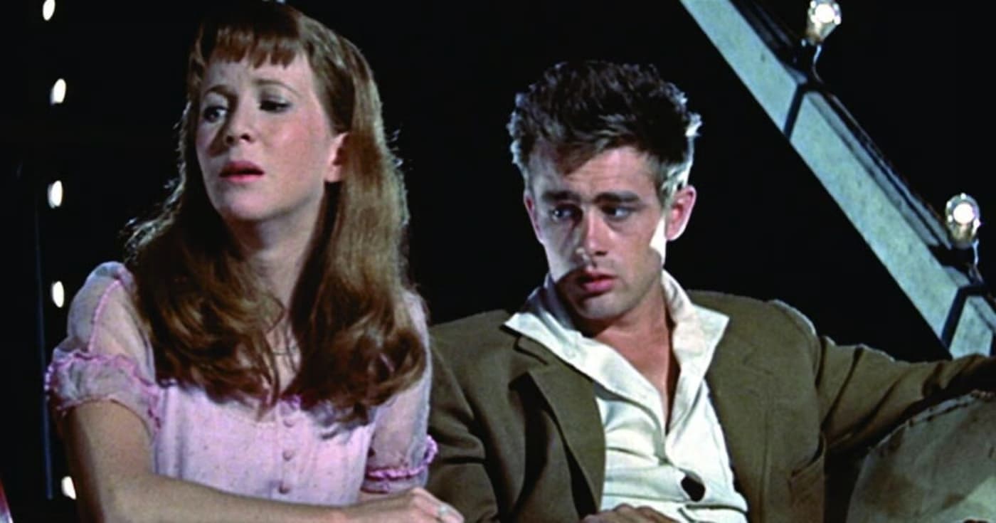 A este do Paraíso, de Elia Kazan Carta Branca a Luis Miguel Cintra [Serralves] - A LESTE DO PARAÍSO Décima sessão da Carta Branca a Luis Miguel Cintra, ciclo de cinema, conversas e conferências que acompanha a exposição Luis Miguel Cintra - Pequeno Teatro do Mundo. Esta sessão contará com a projeção do filme A Leste do Paraíso (1955) de Elia Kazan. EAST OF EDEN | A LESTE DO PARAÍSO Elia Kazan | USA | 1955 | 118' No Vale de Salinas, durante e após a Primeira Guerra Mundial, Cal Trask (uma das três magnéticas interpretações da carreira de James Dean) sente que precisa de competir, ao lado do irmão, contra todas as adversidades pelo amor do seu pai. Cal sente-se frustrado em todos os aspetos da sua vida, desde a sua reação à guerra, até à forma como deve progredir nos negócios e na vida, passando pela relação com a sua mãe distante. Não obstante o seu legado controverso em Hollywood, Elia Kazan foi um dos maiores cineastas do sistema industrial americano, tendo na direção de atores um dos seus maiores trunfos. A Leste do Paraíso é um dos grandes momentos de releitura melodramática de uma temática culturalmente enraizada (as referências bíblicas vão do próprio título do filme até aos paralelismos óbvios entre Abel e Caim e os irmãos Trask), tendo como ponto de vista o talento mercurial do seu protagonista James Dean. 02 Nov Serralves 17:00 +Cal 1,5–3€ R. de D. João de Castro, 210 Mais info [Serralves] - A LESTE DO PARAÍSO Evento de Carta Branca a Luis Miguel Cintra Filme