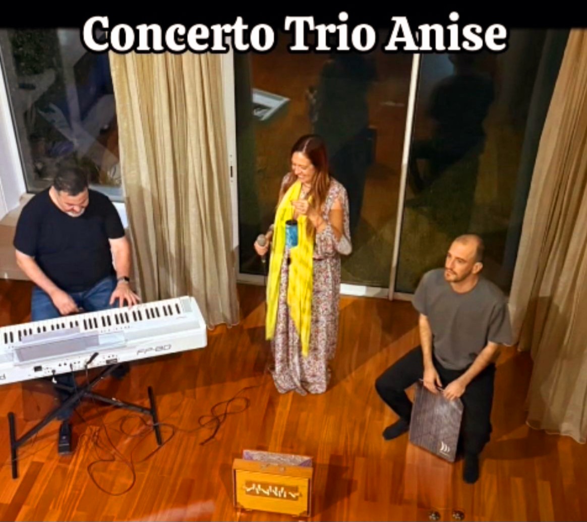 ✨ Trio Anise ✨ Três músicos, três caminhos, uma mesma intenção: fazer da música um portal de boa energia, alta vibração e conexão verdadeira. Joana Cristela, Rami Harel e Nir Brener encontraram-se guiados por esse propósito comum — e dessa união nasceu o Trio Anise, um projeto que mistura raízes de jazz, world music, música clássica e espiritualidade, criando uma sonoridade envolvente e profunda. ð¹ Rami Harel – Piano ð¥ Nir Brener – Cajón ð¤ Joana Cristela – Voz, Shruti Box e Taças de Cristal O nome Anise vem da estrela de anis, símbolo de prosperidade. É esse o desejo do trio: que cada nota tocada leve luz, presença e harmonia — para quem toca e para quem escuta. ð¶ Concerto | 25 de Outubro, às 19h ð Yogarte – Rua Chão do Vale 189, Vila Nova de Gaia ð« Valor de troca: 11€ ð️ O público será convidado a participar, cantando e vibrando numa só voz. ð Sobre os músicos Nir Brener Percussionista formado pela High School of Performing Arts, com especialização em Jazz. Tocou com vários artistas de renome e traz uma sonoridade singular ao cajón. Rami Harel Compositor, pianista, arranjador e produtor musical. Licenciado pela Berklee College of Music (Boston), em 1994, especializou-se em composição e arranjo de jazz. Cria música world jazz e composições inspiradas em poesia. Joana Cristela Cantora, compositora e terapeuta de som e da voz. Licenciada em Psicologia e Música (Canto Clássico), estudou Teatro Musical, Musicoterapia e Sound Healing. Desenvolveu um estilo vocal único, em que a voz se torna um instrumento de cura e vibração.