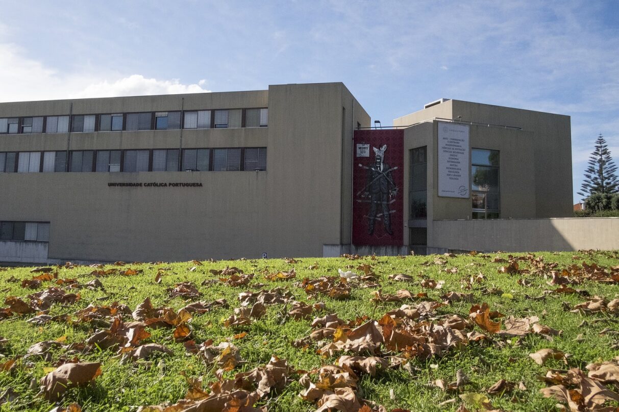 Conferência Explorations on Sound and New Media Art - Aprender a escutar para enfrentar as crises do nosso tempo