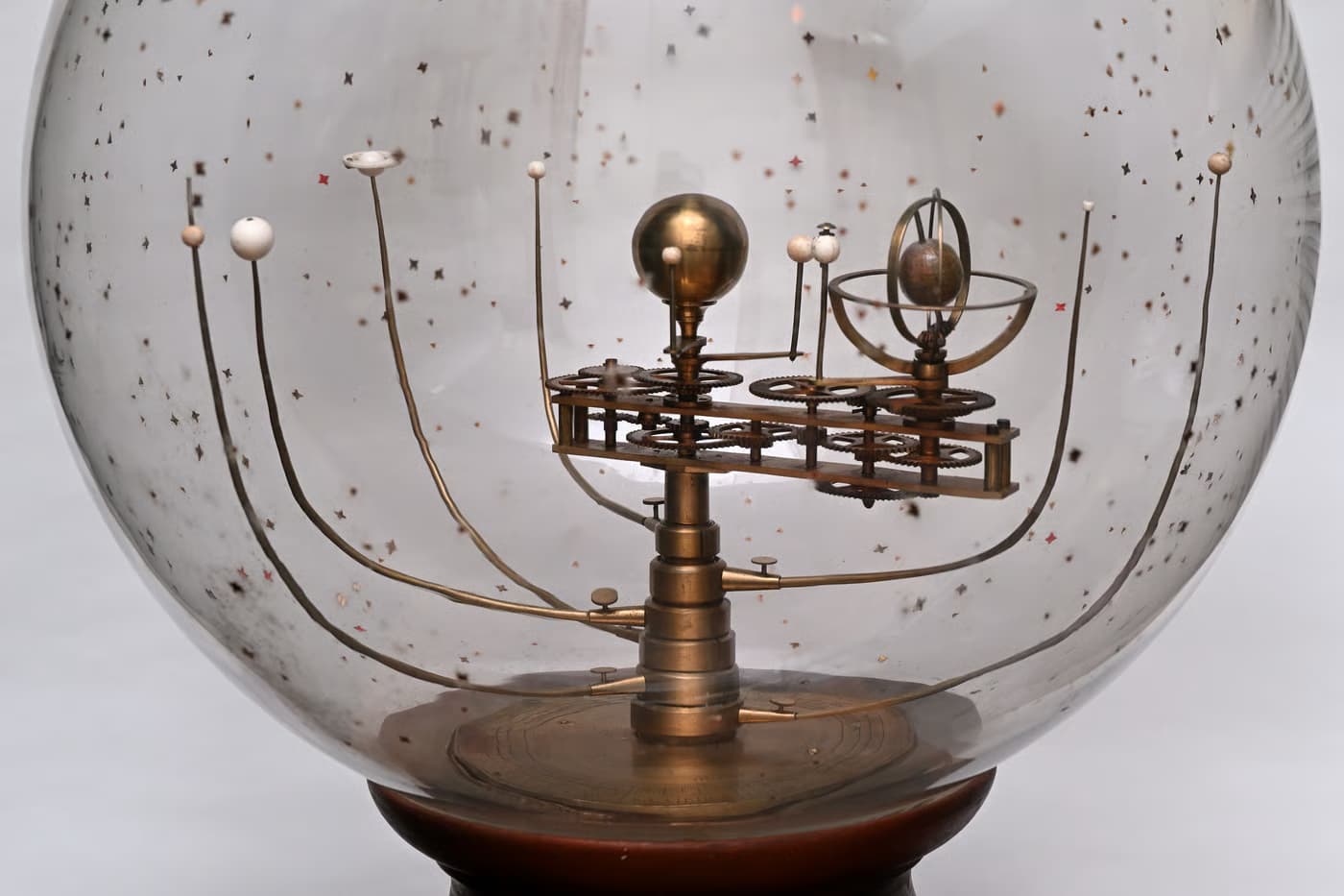 Um Objeto e Seus Discursos — Sistema Planetário com Mecanismo