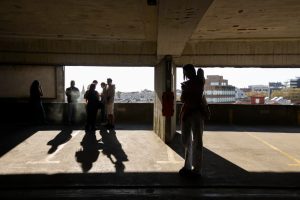 Aula de Skate gratuita no Silo Auto durante a BALUARTE 2025 ð¹✨ No dia 26 de outubro de 2025, o Silo Auto recebe uma aula livre de skate, aberta a todos os interessados em experimentar ou aperfeiçoar habilidades sobre rodas. A sessão decorre no piso 7, oferecendo um espaço seguro e acolhedor para iniciantes e praticantes mais experientes. ð Data: Domingo, 26 de outubro de 2025 ⏰ Horário: 15:00 às 17:00 ð Local: Silo Auto — Piso 7, Porto ð¶ Entrada: Gratuita Uma oportunidade para se divertir, aprender e sentir a energia do skate em pleno, no contexto da BALUARTE — Edição #3, rodeado de arte e criatividade urbana.