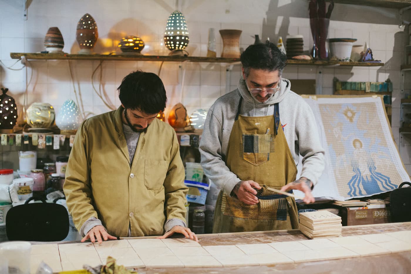Inauguração do Mural Comunitário — Projeto “Traços da Corujeira” ð¨ð¤ No dia 2 de novembro de 2025, a Praça da Corujeira, no Porto, será o palco da inauguração do mural resultado do projeto “Traços da Corujeira”, uma iniciativa que une arte urbana, comunidade e criatividade. O mural, concebido e construído coletivamente, será revelado à comunidade num momento de celebração e partilha cultural. ð
Data: Domingo, 2 de novembro de 2025 ⏰ Horário: 16h00 ð Local: Praça da Corujeira, Porto ð¶ Preço: Gratuito A cerimónia contará com a presença dos artistas da Oficina Vidra, que partilharão todo o processo criativo e de execução do mural, bem como representantes das quatro comunidades envolvidas: Crianças da Escola EB da Corujeira Séniores do Centro de Dia e Convívio da Corujeira Adolescentes do Projeto Na Praça! Pessoas com deficiência da AEDS – Associação de Educação e Desenvolvimento Social Este evento celebra a arte urbana como ferramenta de coesão social, reforçando a união entre diferentes gerações e comunidades através da criação artística coletiva. Uma oportunidade única para testemunhar como a arte pode transformar o espaço público e fortalecer laços comunitários.