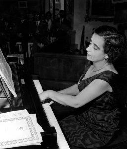 21 Personalidades dos Séculos XX e XXI escolhem as 21 personalidades do milénio — Helena Sá e Costa