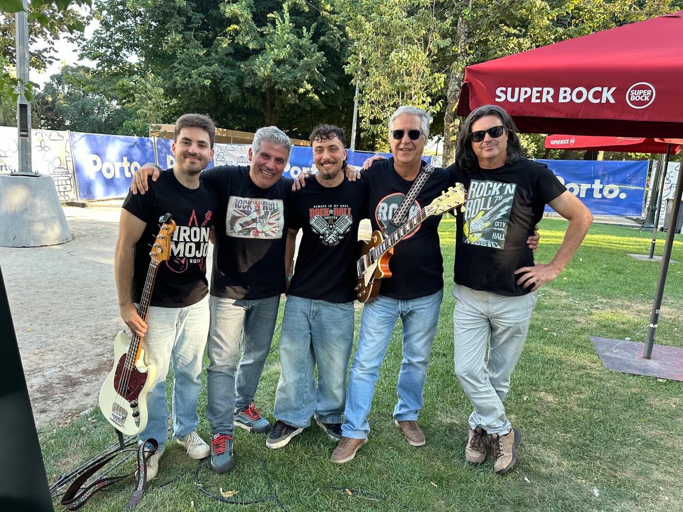 Academia de Guitarra do Porto Iron Mojo — Música para todas as idades Natal25 Iron Mojo Iron Mojo nasceu na Academia de Música do Porto, unindo músicos entre os 20 e os 68 anos num projeto que prova que o rock não tem idade. Com uma formação composta por bateria, baixo, duas guitarras, voz principal e duas vozes de coro femininas, a banda destaca-se pela energia em palco e pela fusão entre gerações. O grupo sobe ao palco com o concerto “Música para Todas as Idades”, um espetáculo onde o espírito natalício ganha uma roupagem rock, vibrante e inclusiva, à imagem da própria banda. 22 Dez Largo do Amor de Perdição 17:00 +Cal Gratuito Campo dos Mártires da Pátria, 2117 Mais info Natal25 Iron Mojo Evento de Programação de Natal do Porto Gratuito Concerto Famílias