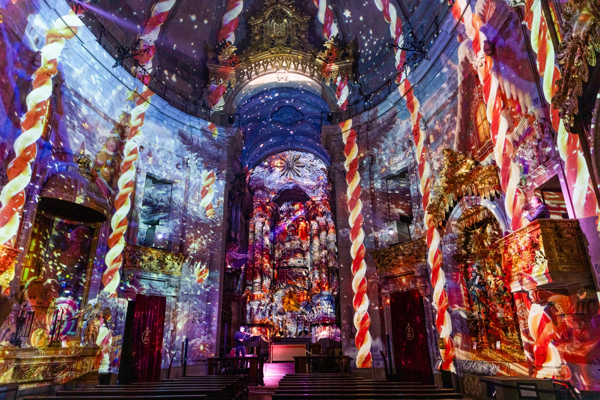 Igreja dos Clérigos ilumina-se com “Spiritus Natalis” – Concertos imersivos de Natal no Porto