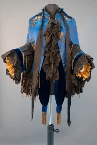 Um Objeto e seus Discursos - Capa de gala da autoria de Charles Worth