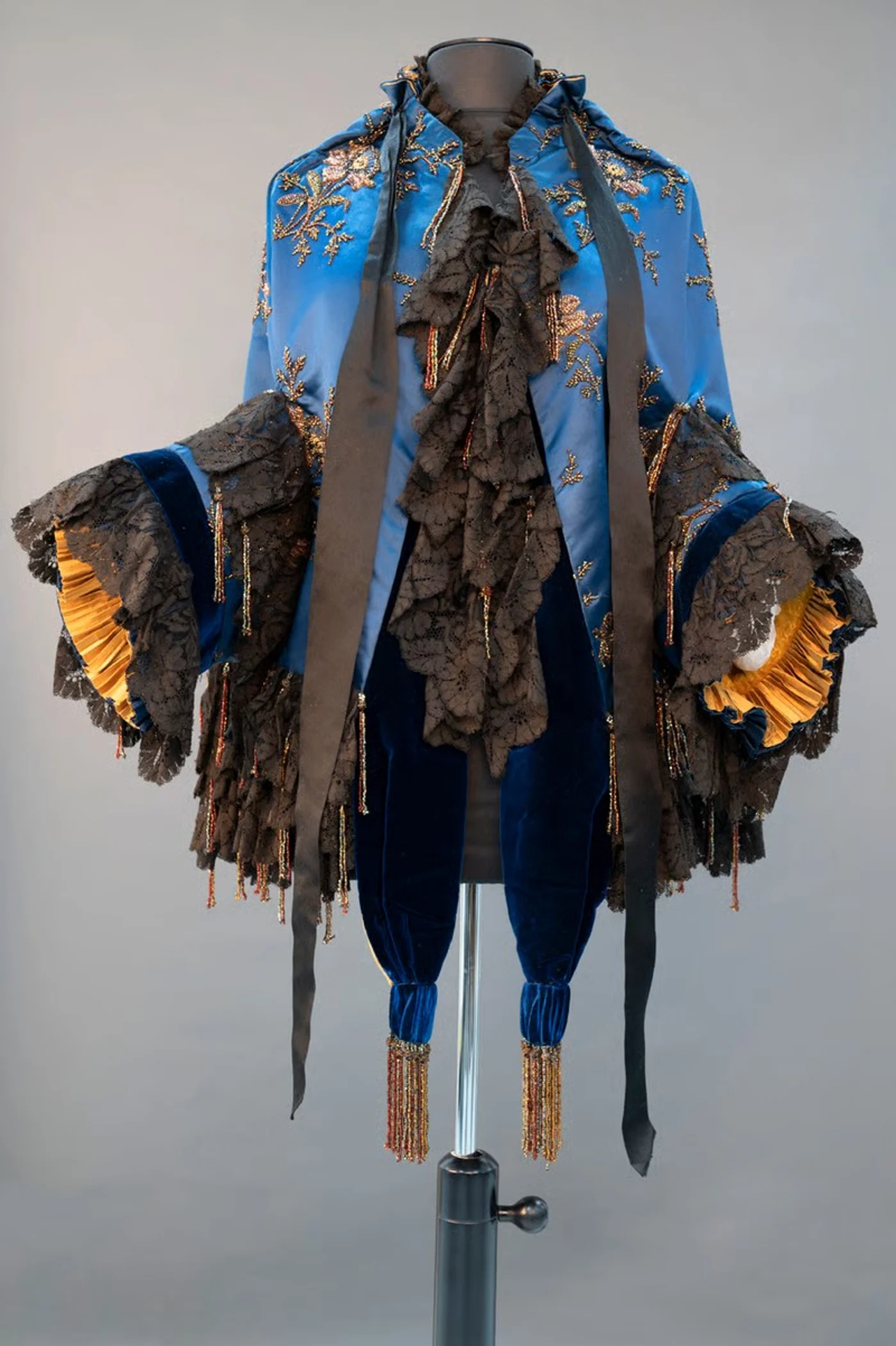 Um Objeto e seus Discursos - Capa de gala da autoria de Charles Worth