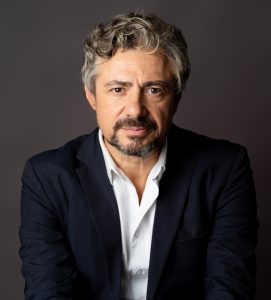 Este livro não é uma antologia, nem um estudo. É uma travessia: encontros imaginados