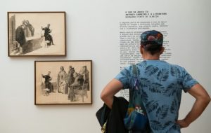 Concertos Comentados — António Carneiro, o legado visual de um mestre #2 com Rui Silva e Diogo Bidarra. Programação de Sofia Lourenço. [Bibliotecas do Porto] - CONCERTOS COMENTADOS — ANTÓNIO CARNEIRO, O LEGADO VISUAL DE UM MESTRE #2 A exposição «O Voo da Águia II: António Carneiro e a Literatura» dá mote a um programa de dois recitais de música e conversas, que terão como principal pano de fundo a obra «Camões Lendo 'Os Lusíadas' aos Frades de São Domingos», que o curador Bernardo Pinto de Almeida descreve como «uma poderosa peça de pintura histórica, porventura a mais representativa pintada em Portugal no século XX». As sessões incluem um prelúdio inspirado nas figuras retratadas como frades, muitos deles amigos e intelectuais contemporâneos do pintor. O próprio Camões foi representado a partir do retrato do filho de António Carneiro, o músico Cláudio Carneyro, cujas canções em língua portuguesa serão interpretadas ao vivo, juntamente com sonetos e redondilhas de Luís de Camões. O programa conta com António Oliveira (piano), Luísa Barriga (soprano), Rui Silva (baixo cantante) e Diogo Bidarra (piano). Cada recital integra dois momentos musicais, seguidos de uma conversa: a 6 de dezembro com Bernardo Pinto de Almeida e a 13 de dezembro com Laura Castro, moderadas por Sofia Lourenço. PROGRAMA SÁB 13 DEZ, 16H Intérpretes RUI SILVA (baixo cantante) DIOGO BIDARRA (piano) Autor CLÁUDIO CARNEYRO Conversa BERNARDO PINTO DE ALMEIDA E SOFIA LOURENÇO 13 Dez Ateliê António Carneiro 16:00 +Cal Gratuito R. de António Carneiro, 363 Mais info [Bibliotecas do Porto] - CONCERTOS COMENTADOS — ANTÓNIO CARNEIRO, O LEGADO VISUAL DE UM MESTRE #2 Gratuito Concerto Conversa