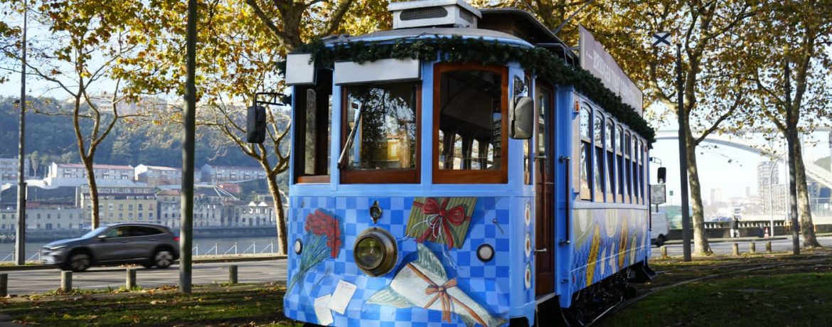 Elétrico de Natal leva o Pai Natal a passear pelo Porto