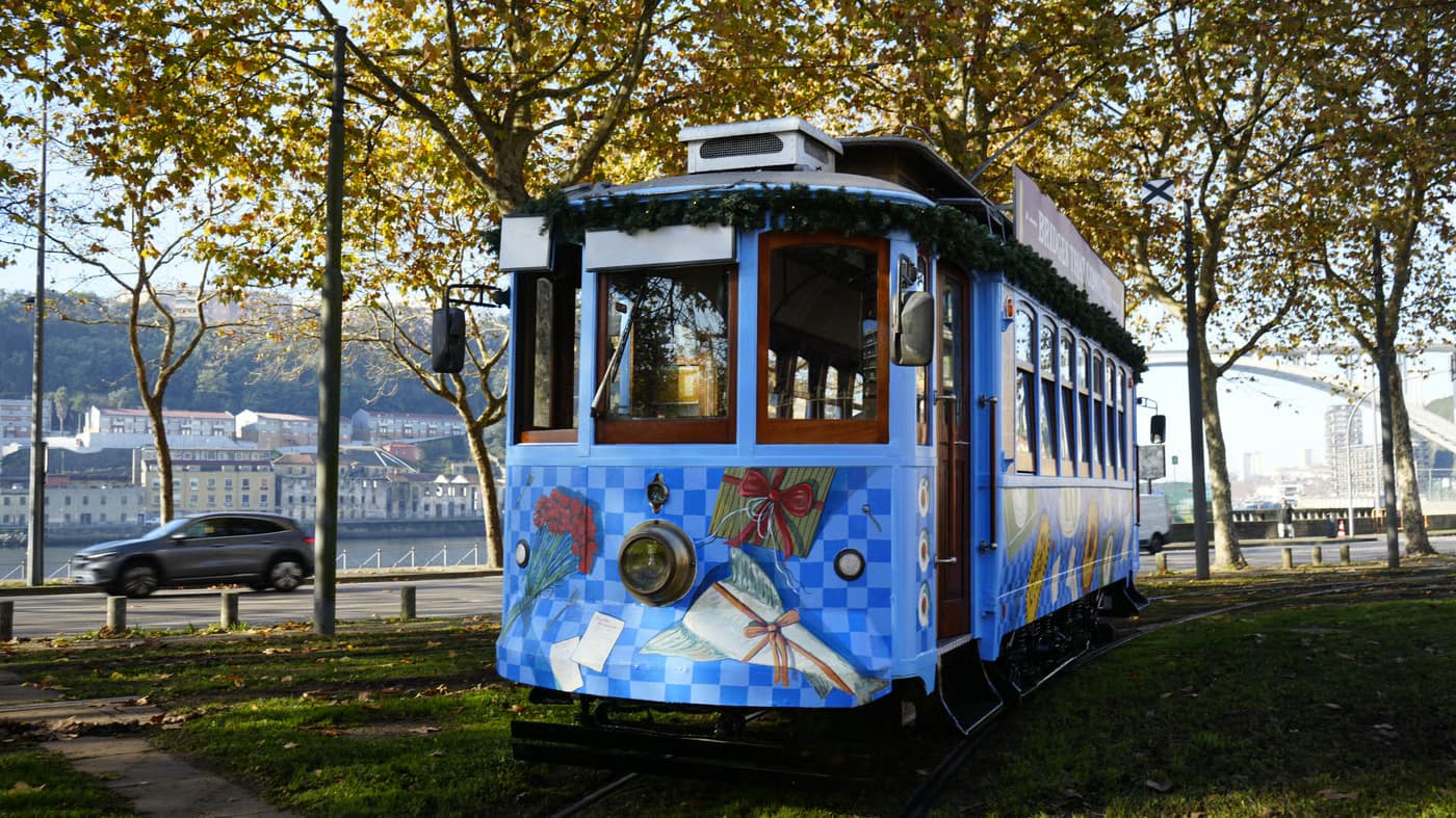 Elétrico de Natal leva o Pai Natal a passear pelo Porto