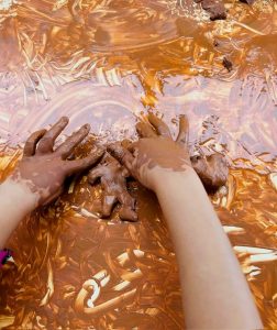 Mãos na Terra — Oficina para Famílias, com Manuela de Castro