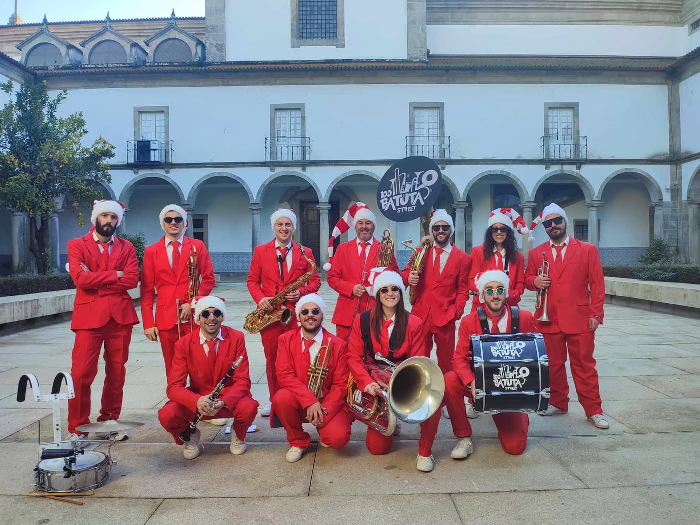 100 Batuta - Brass band de animação de rua