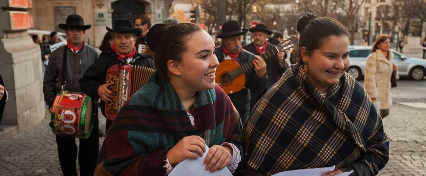 Cantar as Janeiras enche as ruas do Porto de tradição e música popular no início de 2026