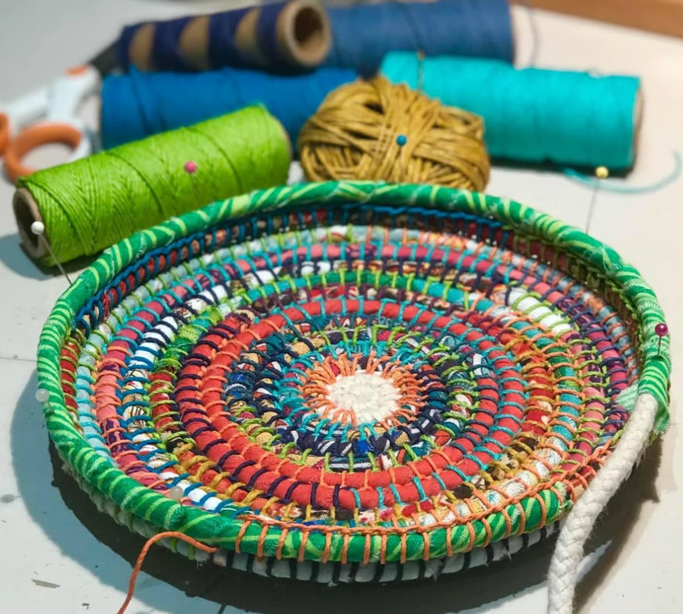 Upcycling Basket em Porto: Cria cestos e vasos com tecidos reciclados ♻️✨ No dia 18 de dezembro de 2025, o Wôdu Studio recebe o workshop Upcycling Basket, uma oportunidade única para explorar a tua criatividade e aprender técnicas de reutilização de tecidos para criar cestos e vasos personalizados. Durante esta oficina prática, os participantes vão descobrir como transformar tecidos esquecidos em peças únicas, ao mesmo tempo que promovem sustentabilidade e consumo consciente. O material está incluído, mas quem quiser pode trazer roupas ou tecidos que já não utiliza, valorizando o verdadeiro espírito do upcycling. ð
Data: 18 de dezembro de 2025 ⏰ Horário: 18h00 ð Local: Wôdu Studio, Rua de Costa Cabral, 622, Porto ð¸ Preço: 30 € ð¥ Classificação etária: Maiores de 18 anos Liberta a tua criatividade, aprende novas técnicas manuais e cria peças originais com propósito e estilo. As vagas são limitadas, por isso garante já o teu lugar!