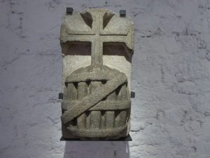 Às 12h30 — Pedra com a cruz de Cristo e a esfera armilar