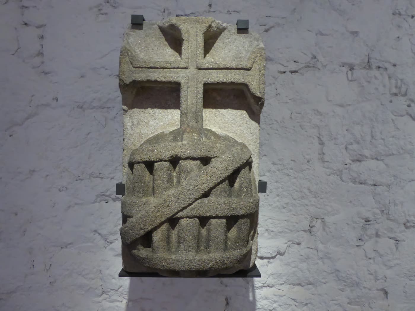 Às 12h30 — Pedra com a cruz de Cristo e a esfera armilar