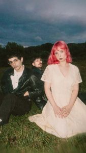 Clauthewitch leva o universo etéreo de “Begonia” ao Maus Hábitos