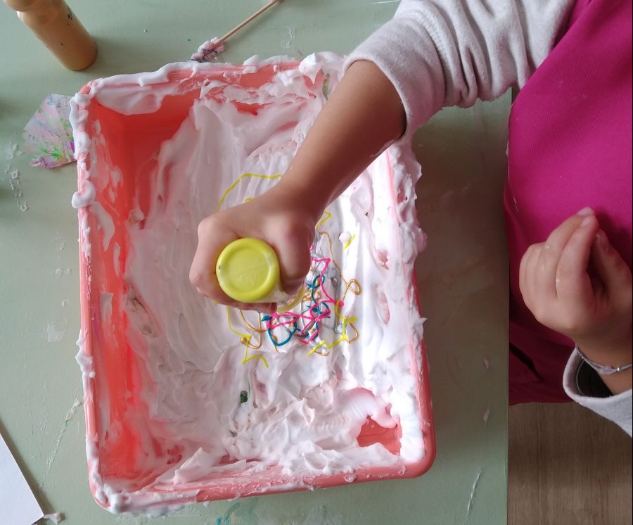 De Mão Dada com a Pintura Marmoreada – Oficina para Famílias