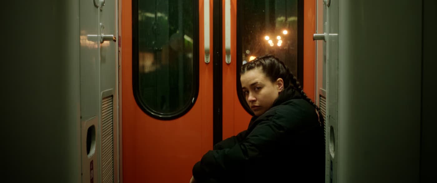 fugindo de um passado turbulento, refugia-se no Entroncamento para tentar reconstruir a sua vida.