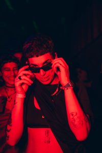 ð§ DJ Zir Mut(e) comanda a noite no Bar of Soap nesta quinta (16) O Bar of Soap, no coração do Porto, recebe nesta quinta-feira, 16 de janeiro, o DJ set de Zir Mut(e) para uma noite dedicada à dança e à música eletrónica. Com início marcado para as 22h, o evento promete um ambiente vibrante, boa energia e pistas cheias até tarde. A entrada é gratuita, tornando a noite ainda mais imperdível para quem procura boa música sem custos. ð Local: Bar of Soap – Rua do Bolhão, 132 ð Horário: a partir das 22h ð¶ Formato: DJ Set ð Categoria: Dança ð Entrada: Gratuita ð Classificação etária: 18+