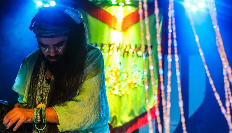 Kebraku Karnaval agita o Maus Hábitos